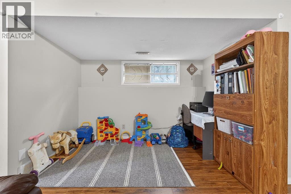 Single Family House 3 Level for Sale in  Castledale Way NE Castleridge Calgary 