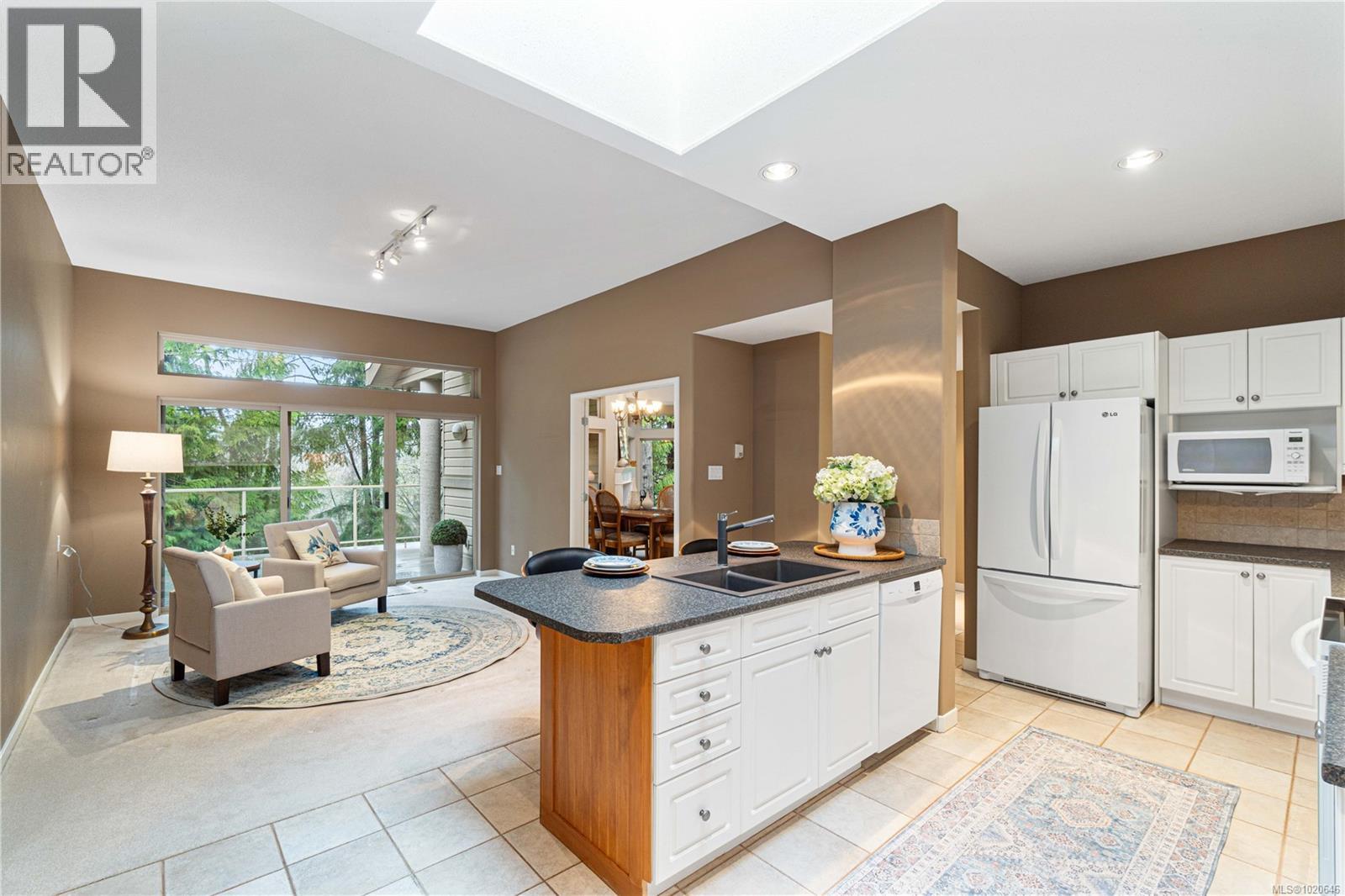 896 Lakes Blvd, Parksville