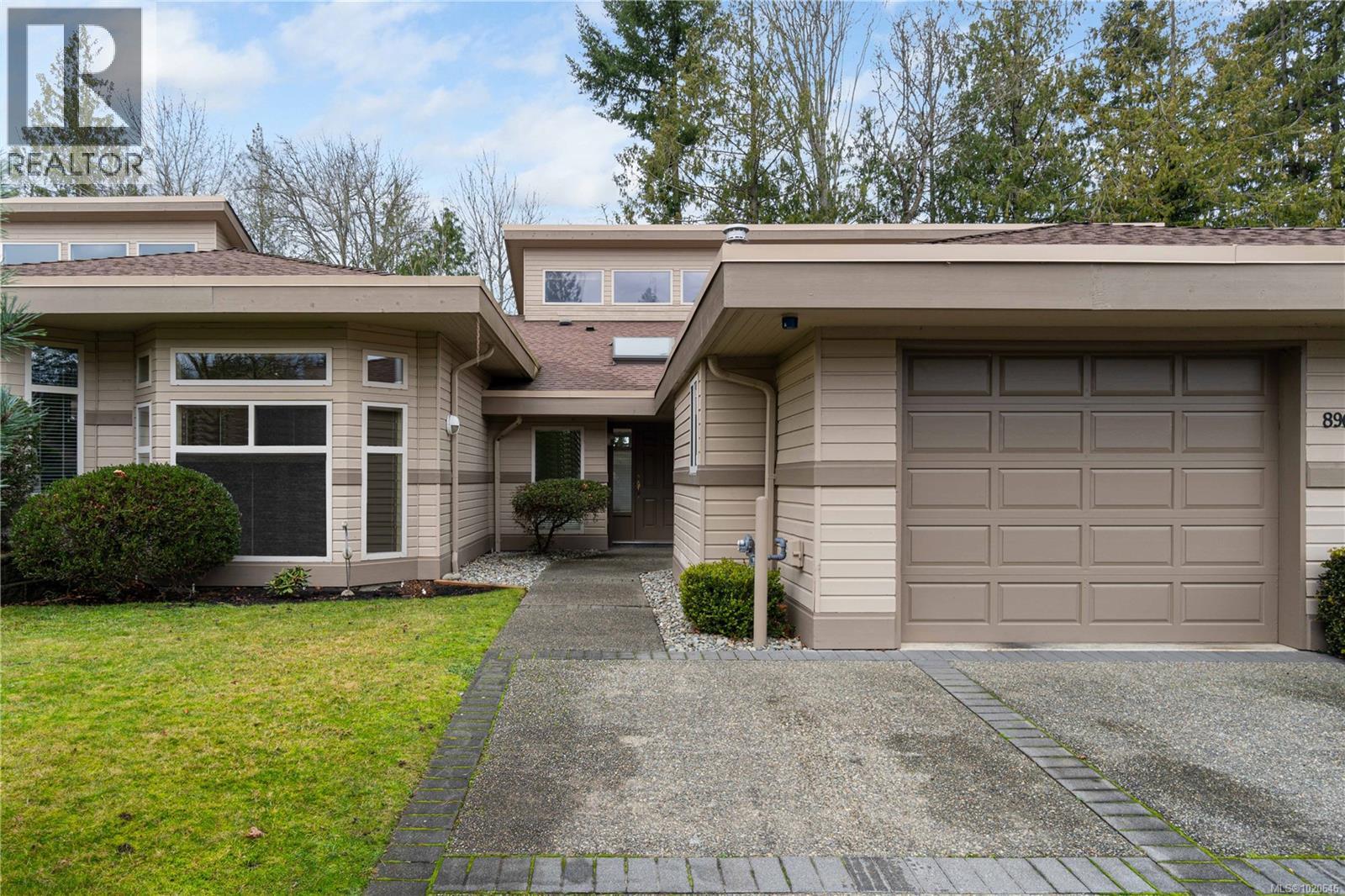 896 Lakes Blvd, Parksville