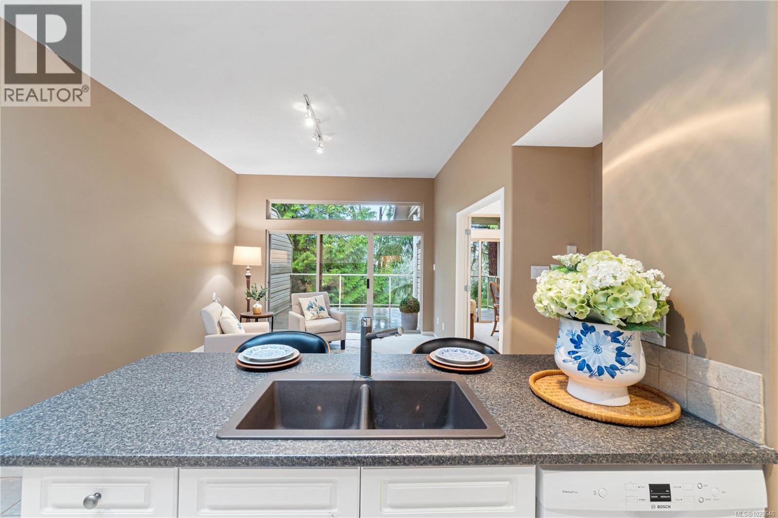 896 Lakes Blvd, Parksville