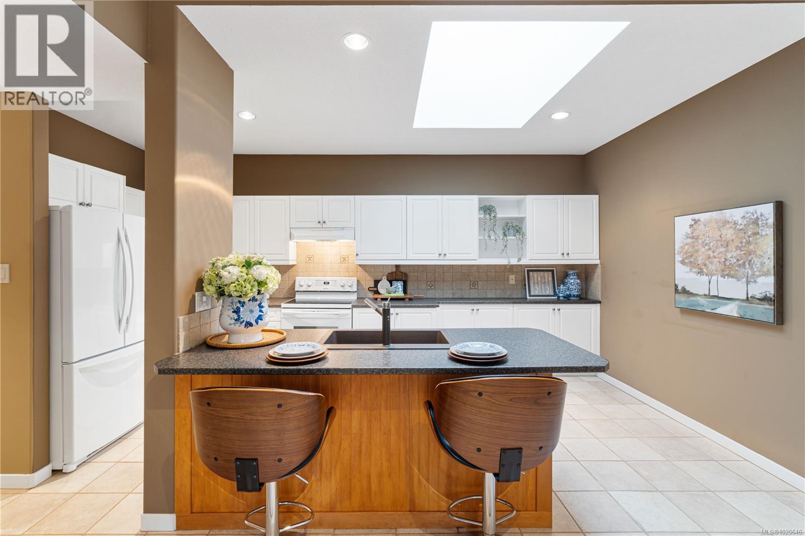 896 Lakes Blvd, Parksville