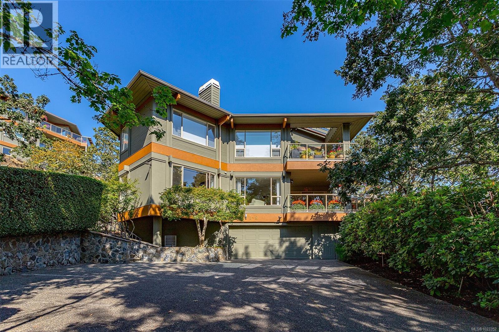 4 910 Maltwood Terrace, Saanich