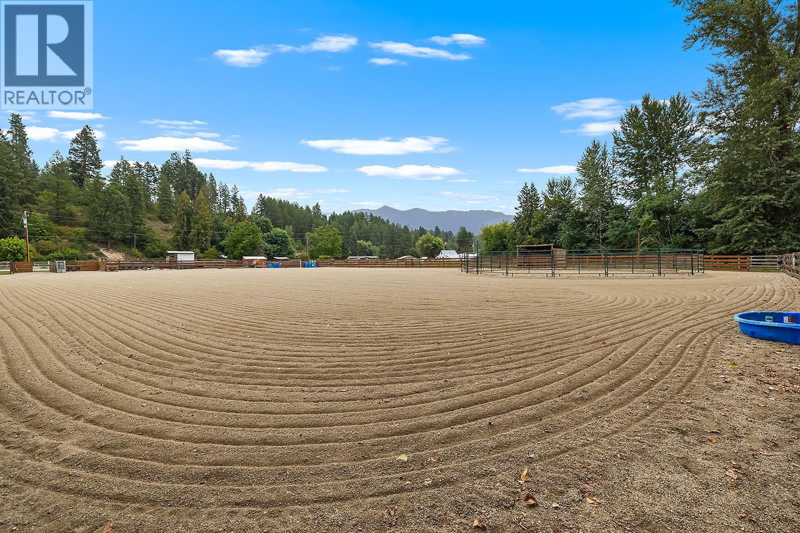 1077 Goat River South Road, Creston