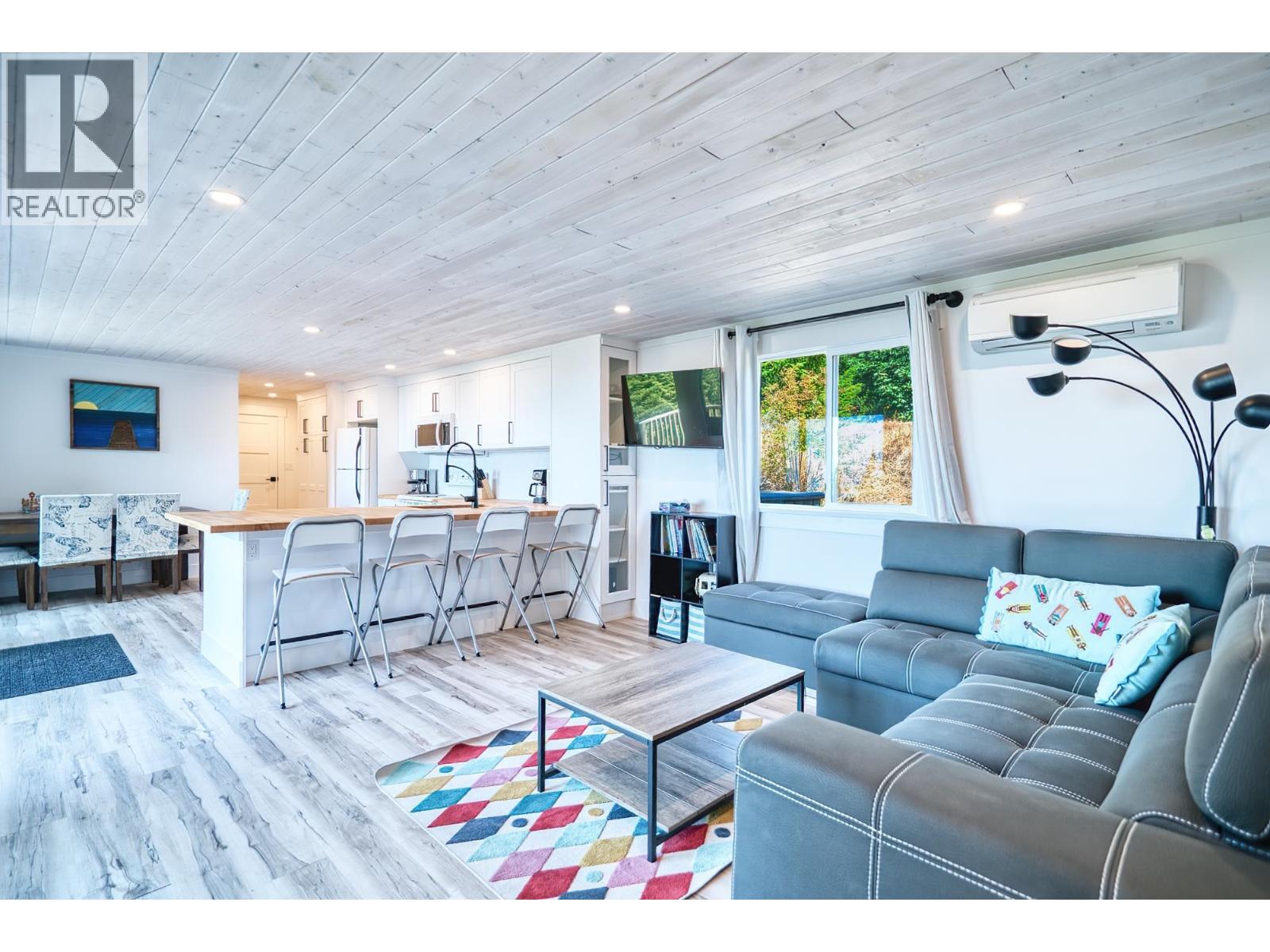 7949 REDROOFFS ROAD, Halfmoon Bay