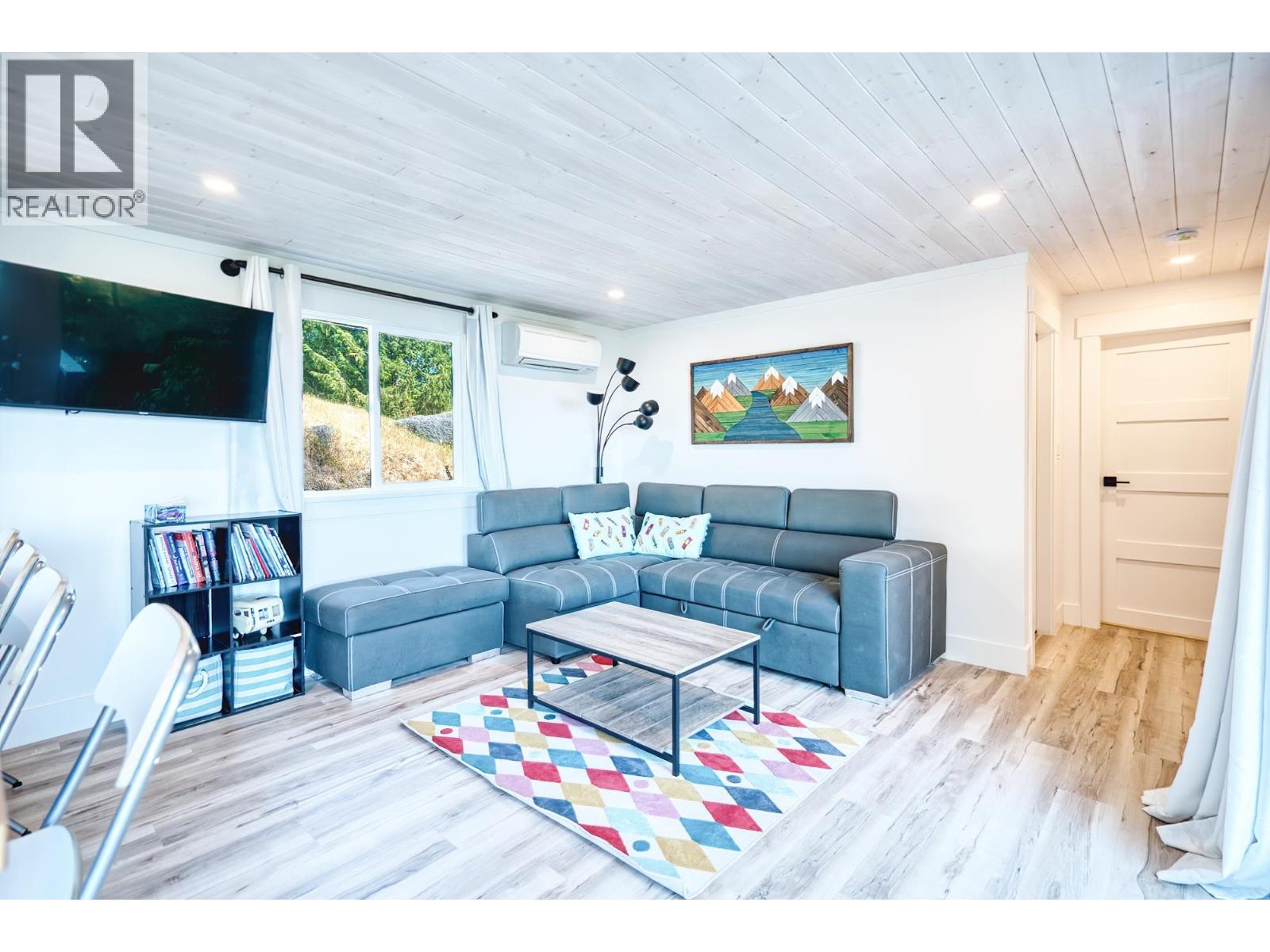 7949 REDROOFFS ROAD, Halfmoon Bay