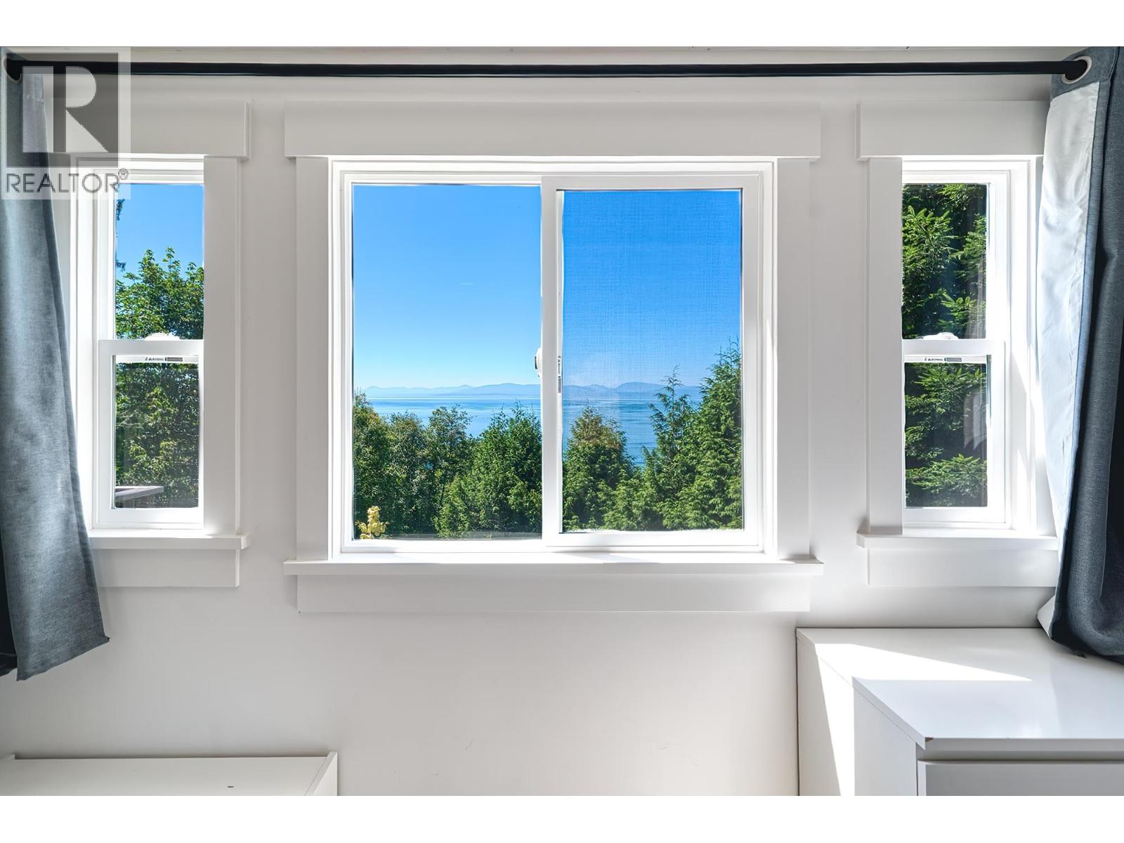 7949 REDROOFFS ROAD, Halfmoon Bay