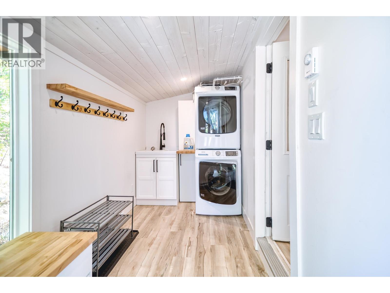 7949 REDROOFFS ROAD, Halfmoon Bay