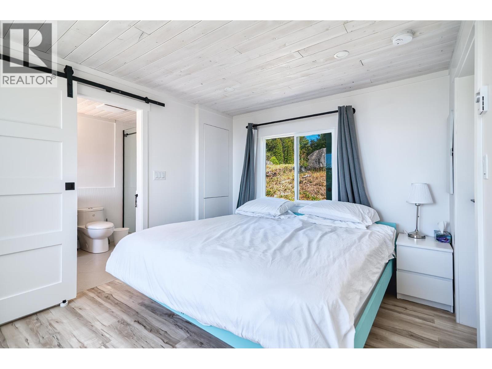 7949 REDROOFFS ROAD, Halfmoon Bay