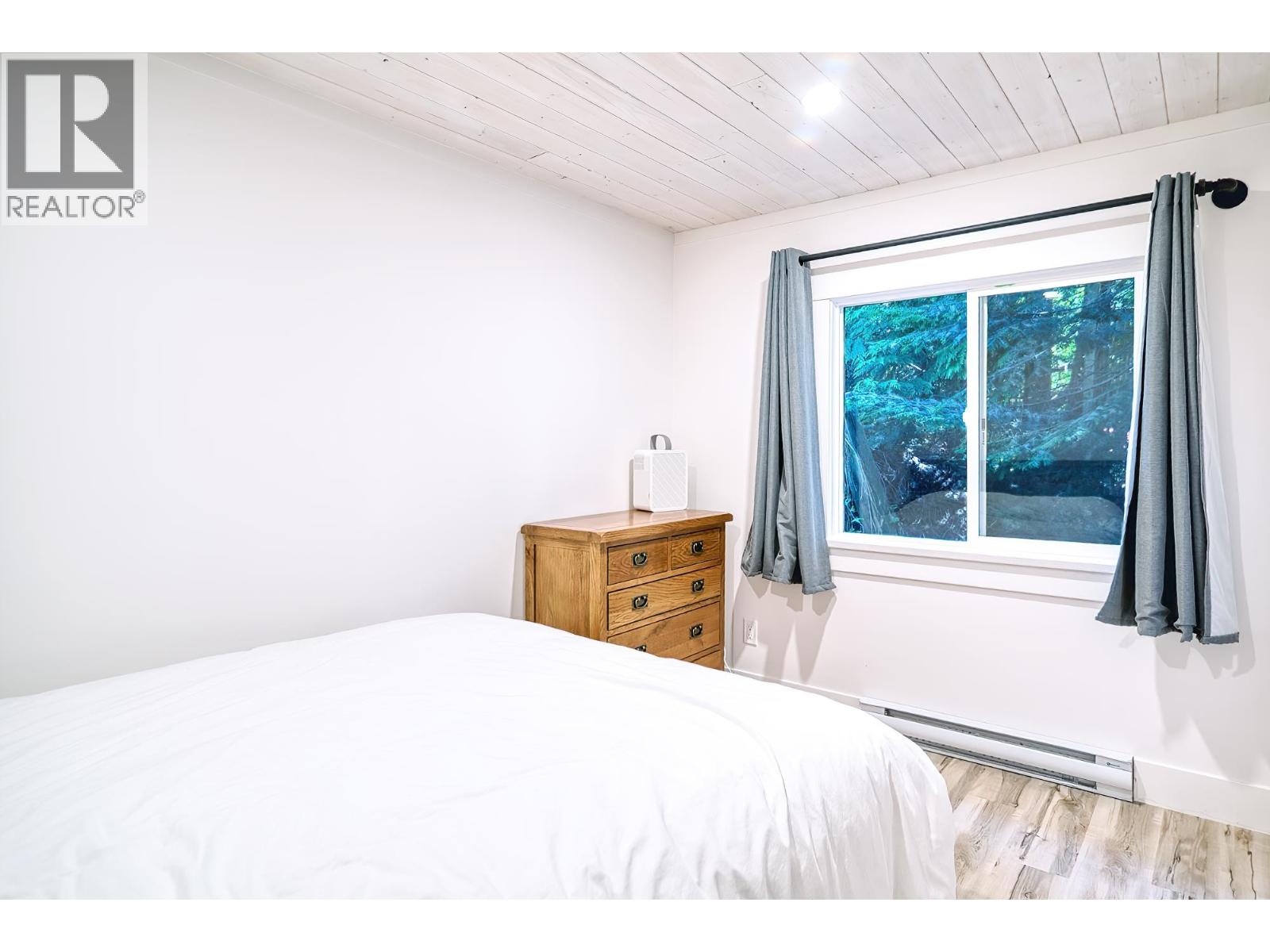 7949 REDROOFFS ROAD, Halfmoon Bay