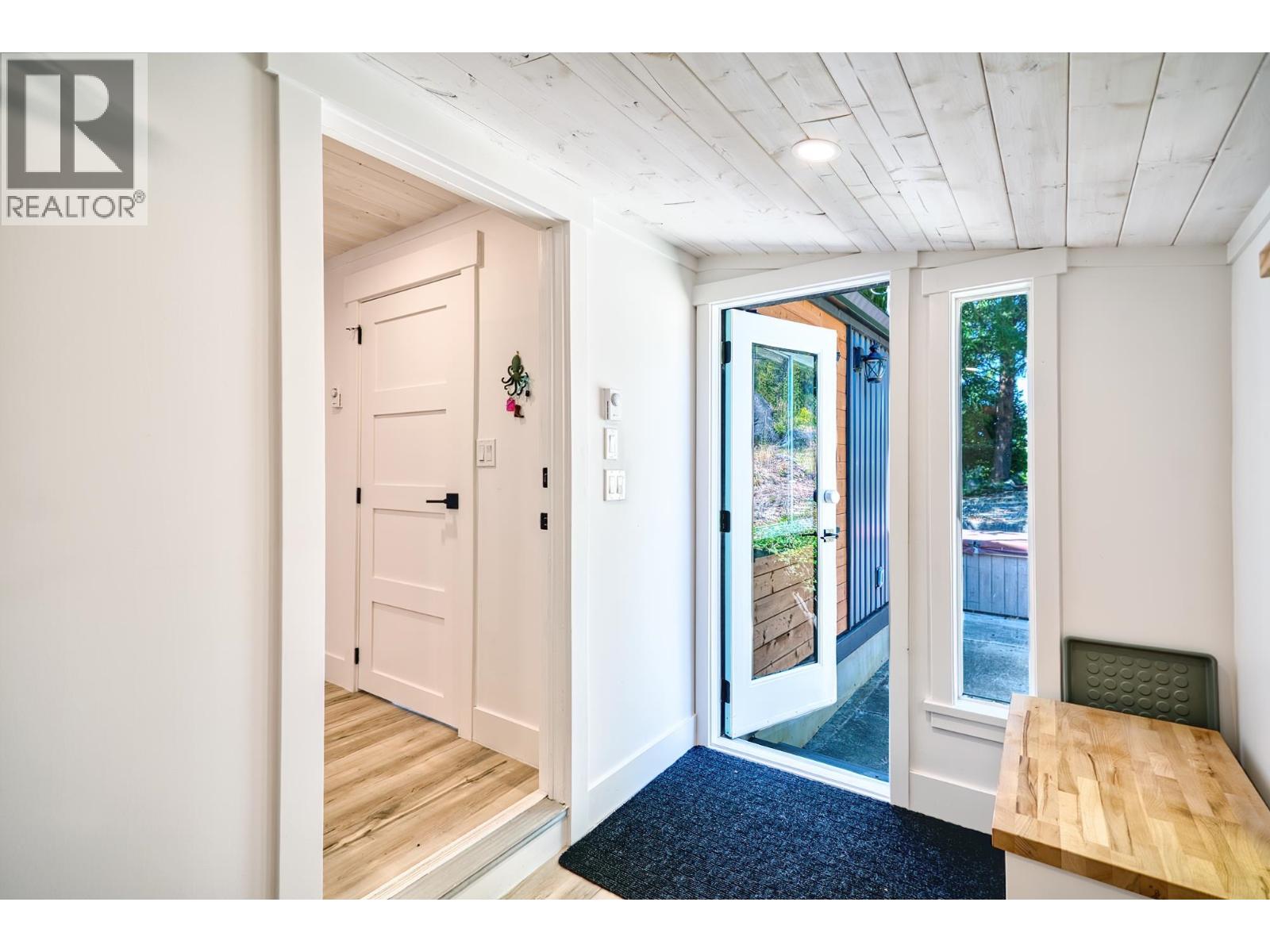 7949 REDROOFFS ROAD, Halfmoon Bay