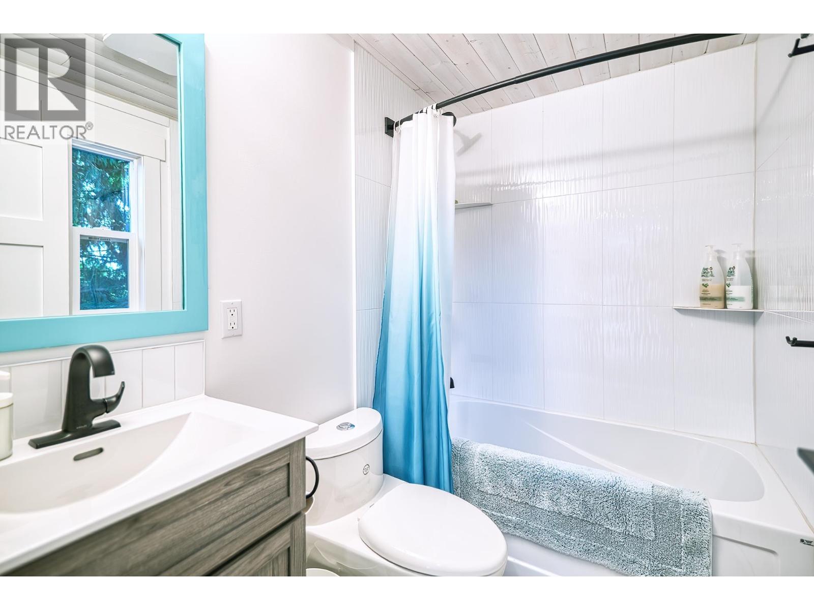 7949 REDROOFFS ROAD, Halfmoon Bay