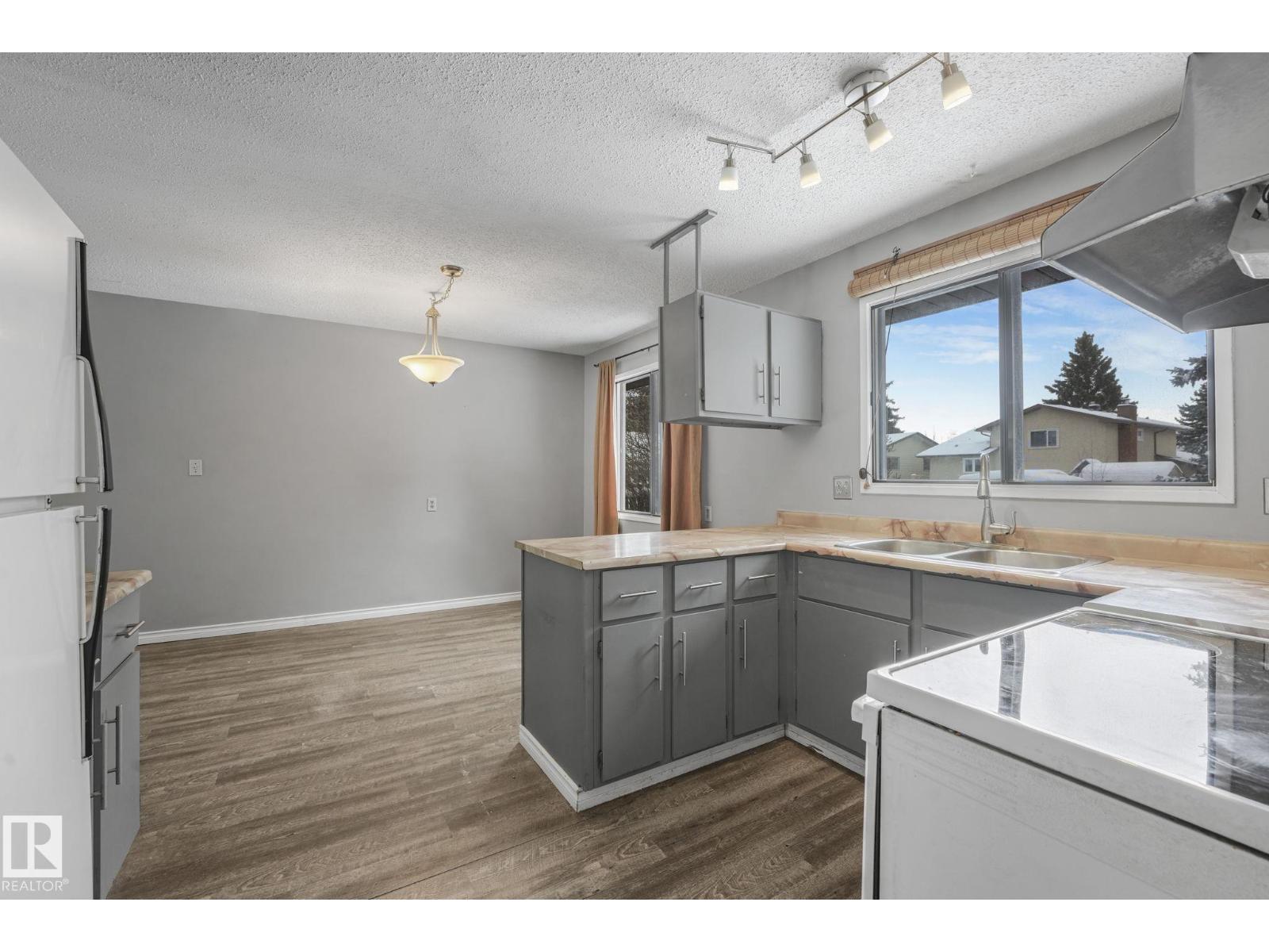 6411 12 AV NW, Edmonton