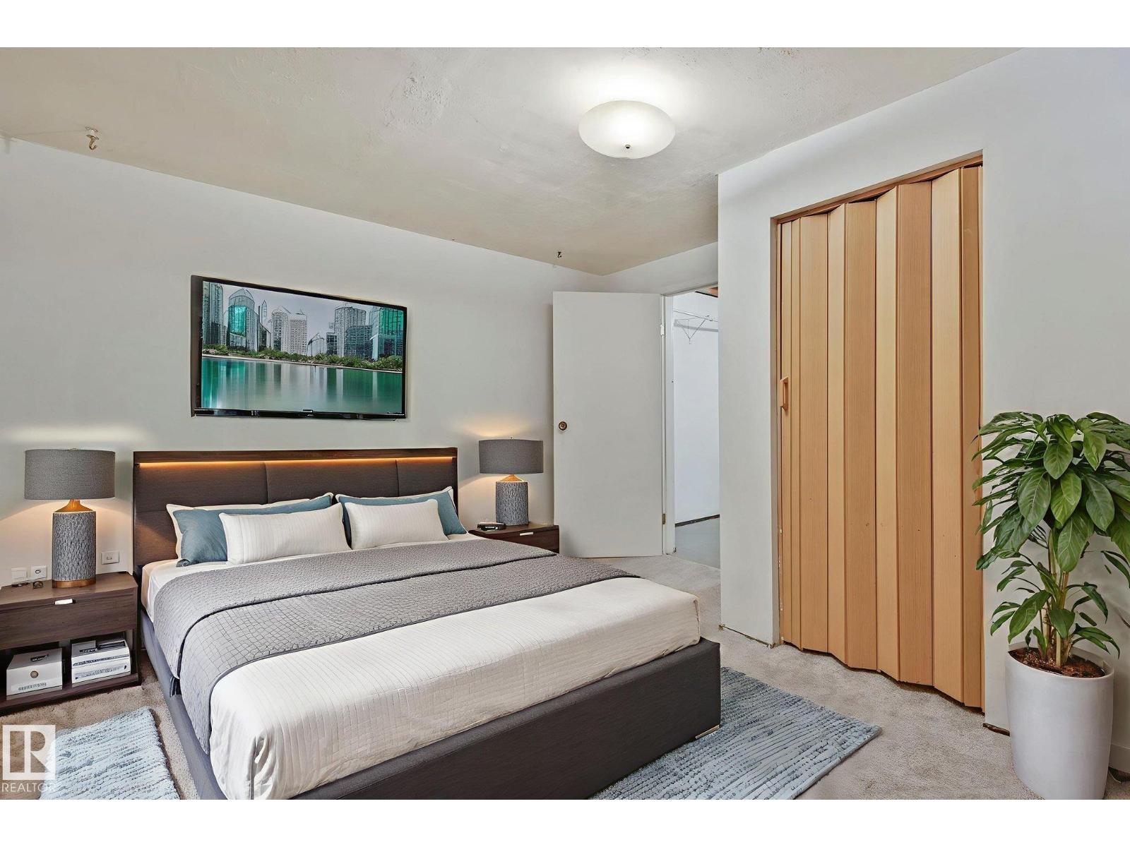 6411 12 AV NW, Edmonton