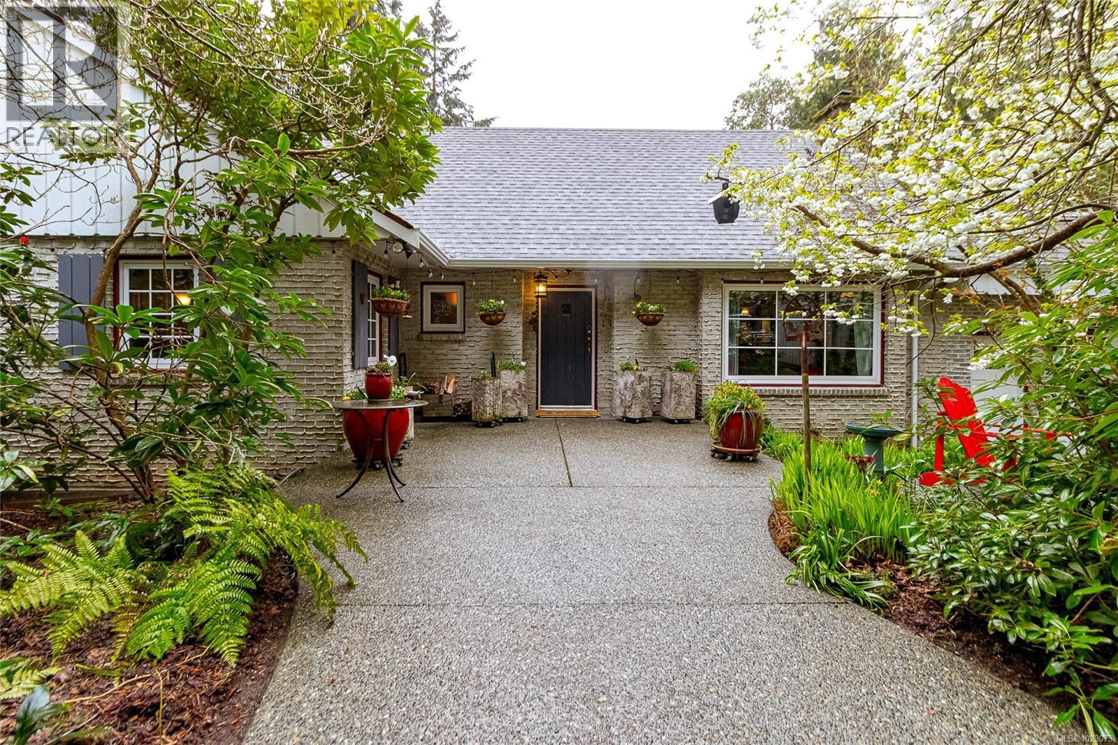  5182 Santa Clara Avenue, Saanich