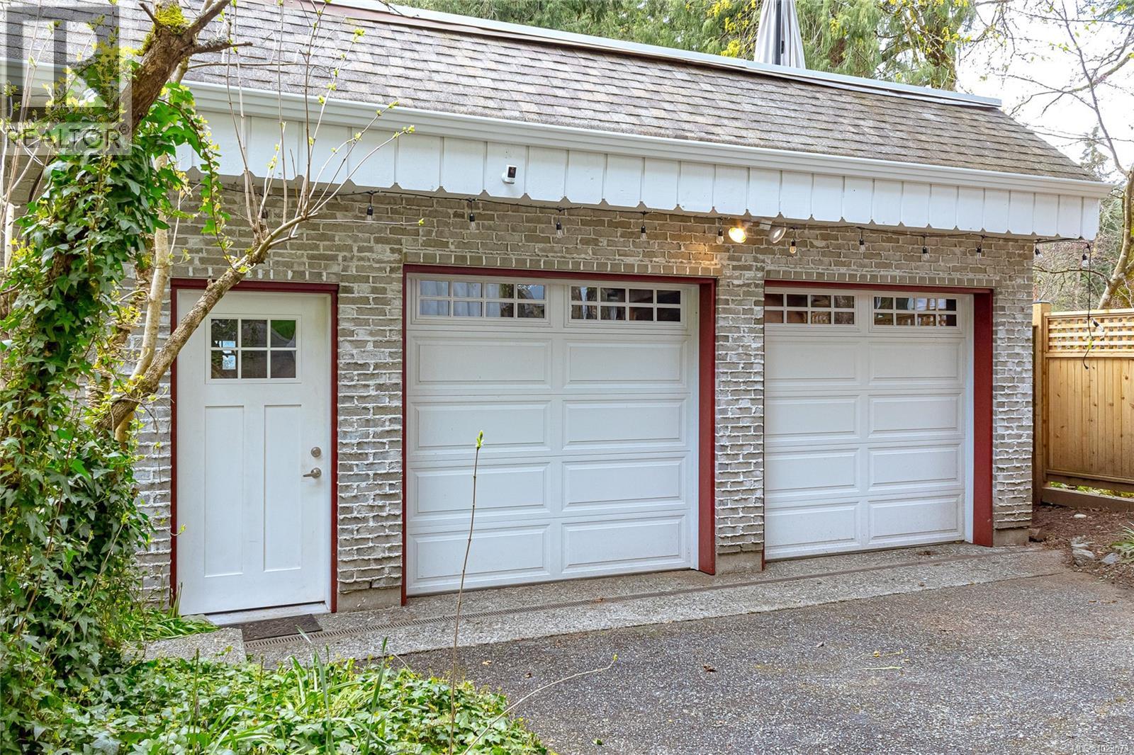  5182 Santa Clara Avenue, Saanich