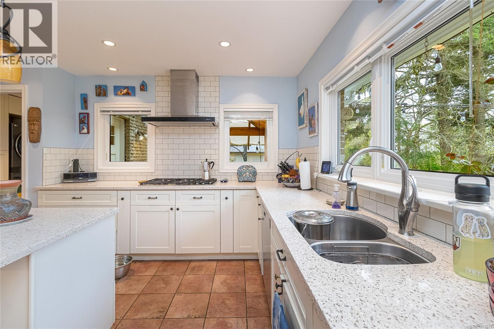  5182 Santa Clara Avenue, Saanich
