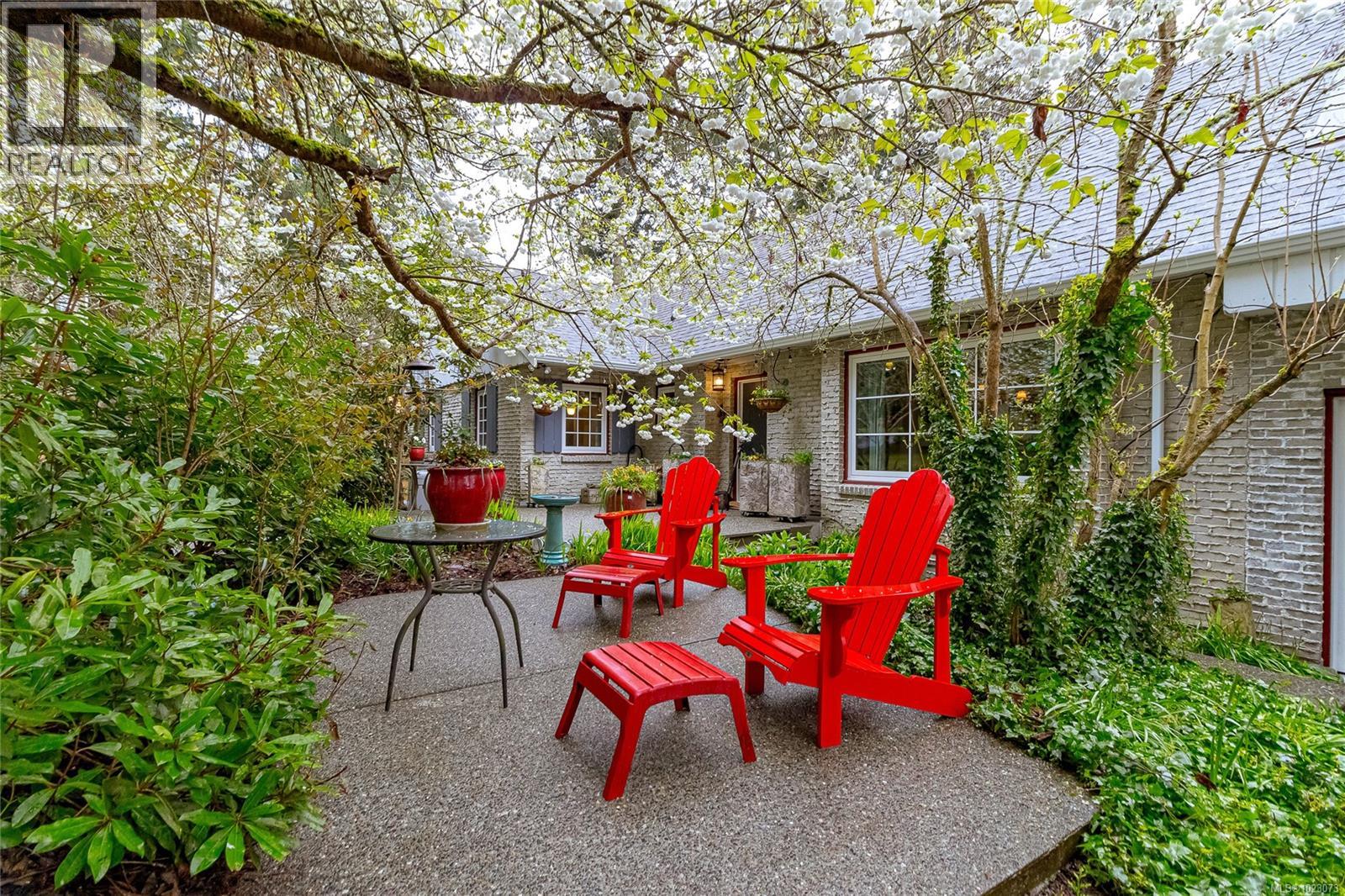  5182 Santa Clara Avenue, Saanich