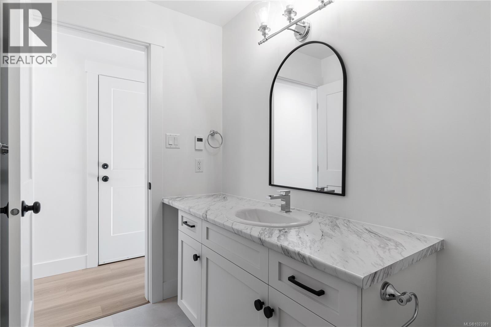 824 Russell Rd, Ladysmith