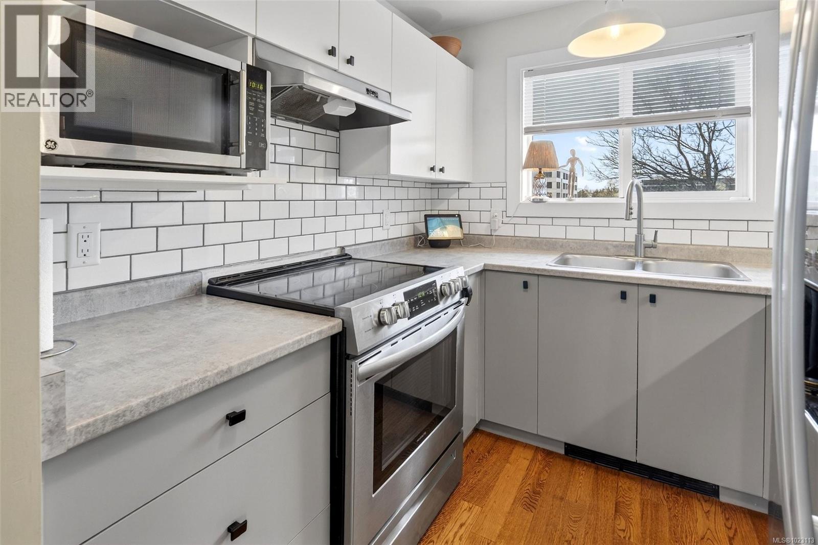 412 894 Vernon Avenue, Saanich