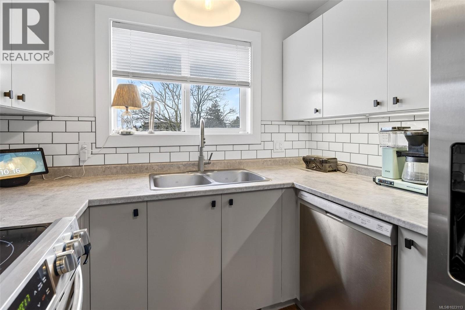 412 894 Vernon Avenue, Saanich