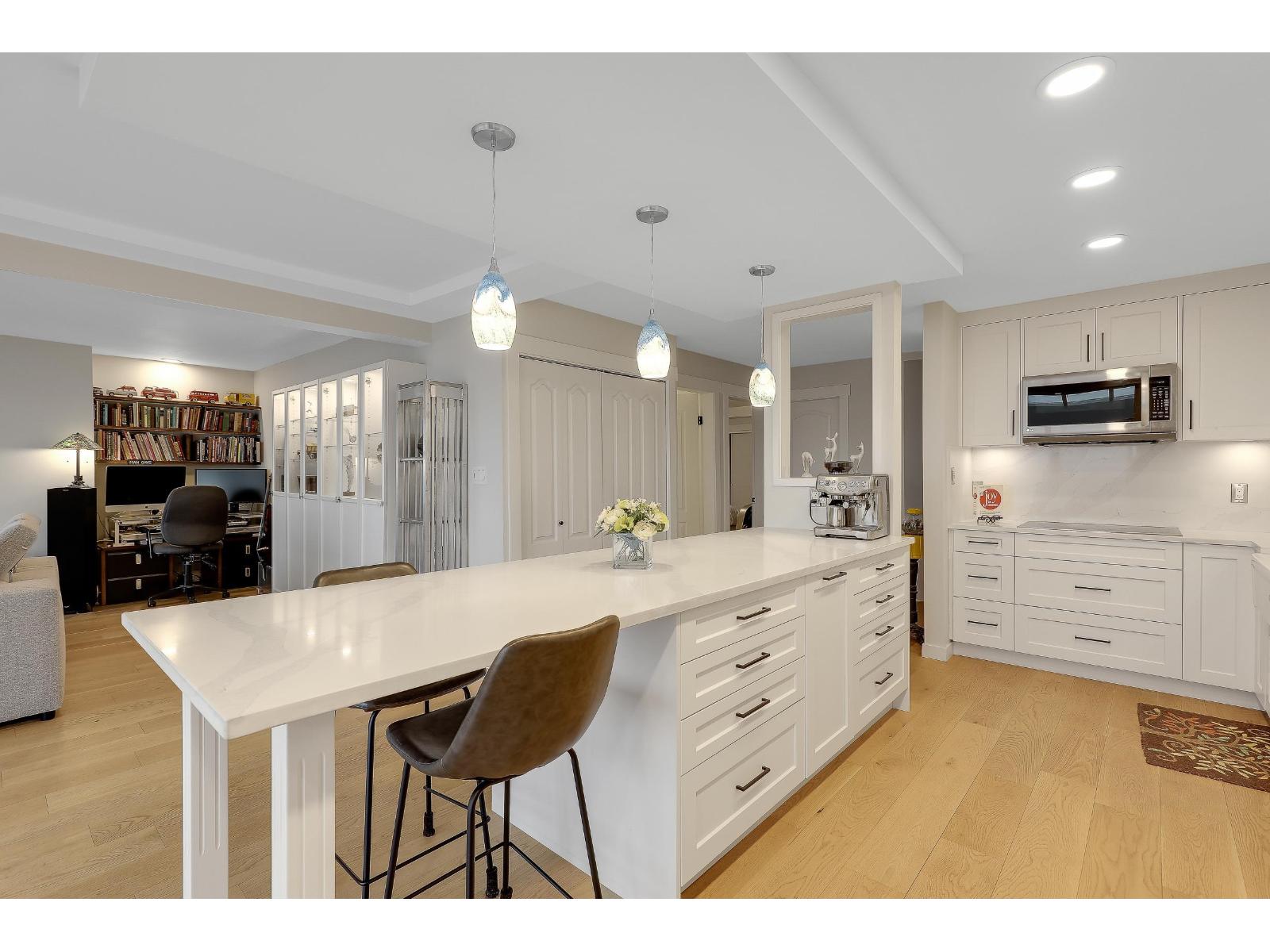 204 15165 MARINE DRIVE, White Rock