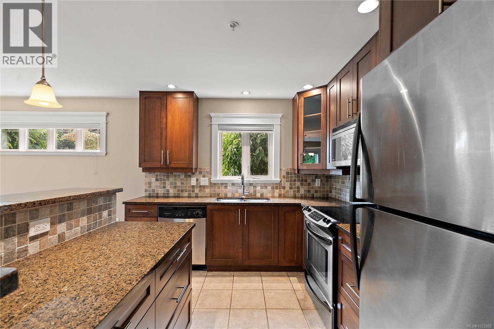 106 535 Heatherdale Lane, Saanich