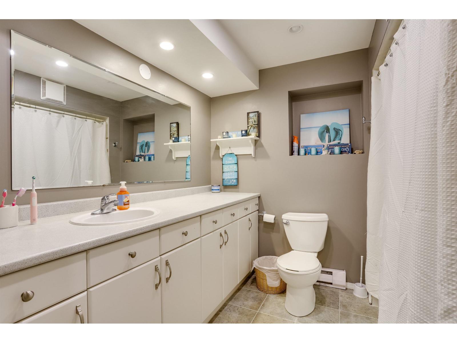 15568 THRIFT AVENUE, White Rock