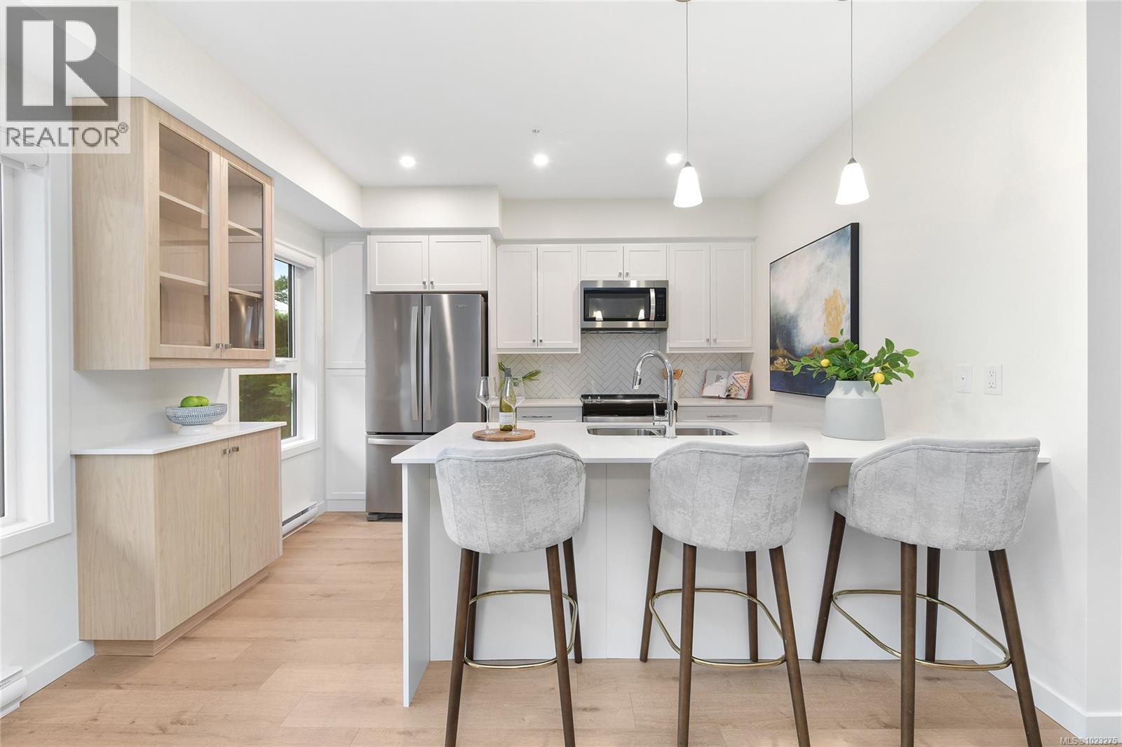 203 9716 Third Street, Sidney