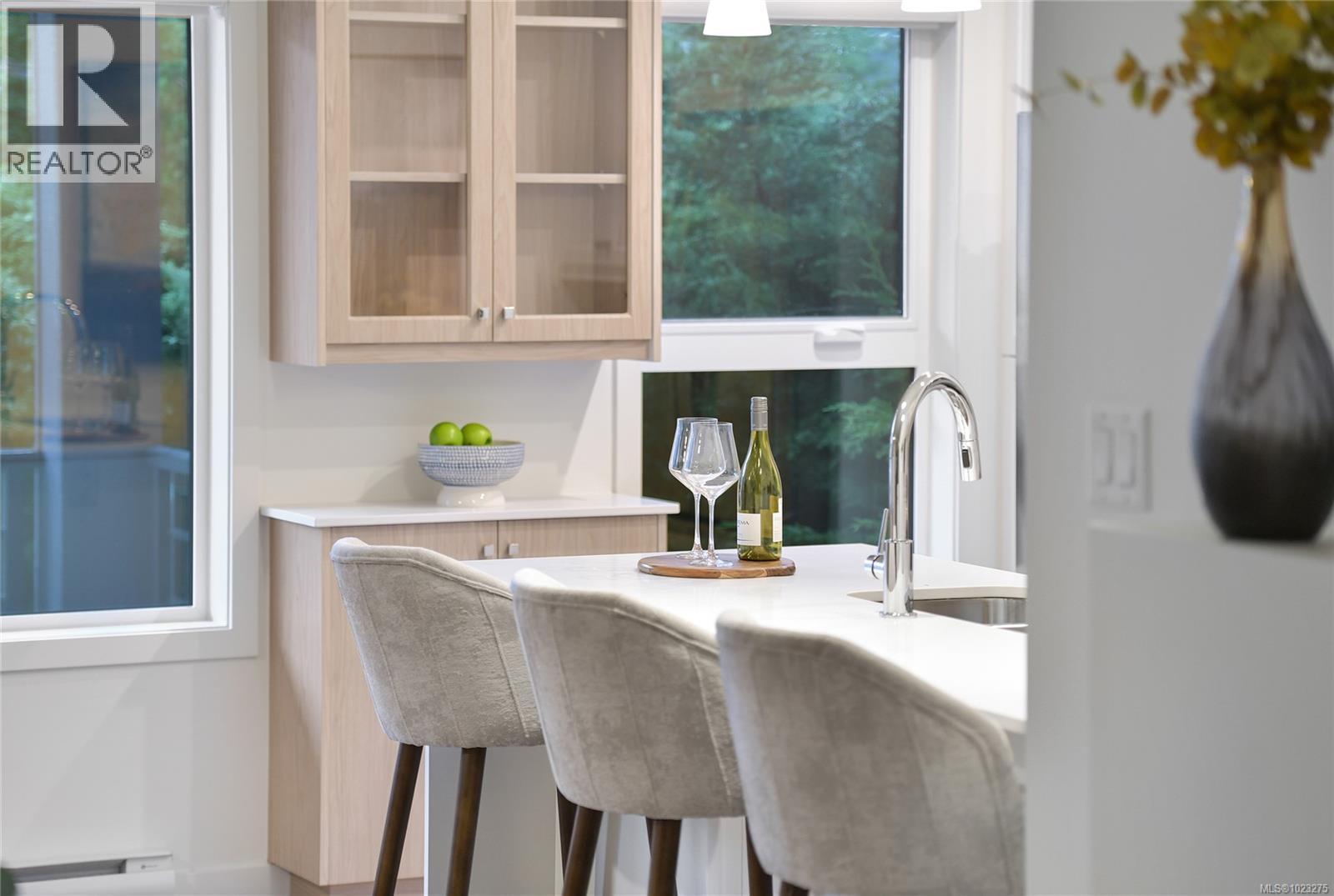 203 9716 Third Street, Sidney