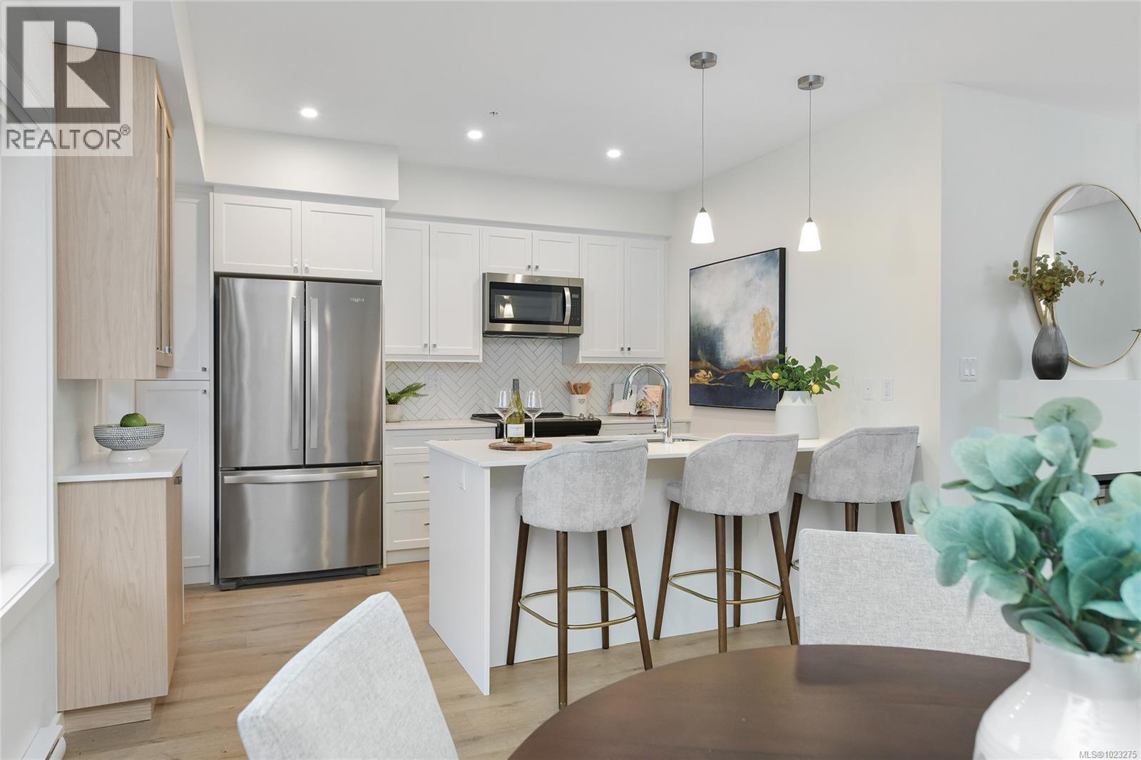 203 9716 Third Street, Sidney