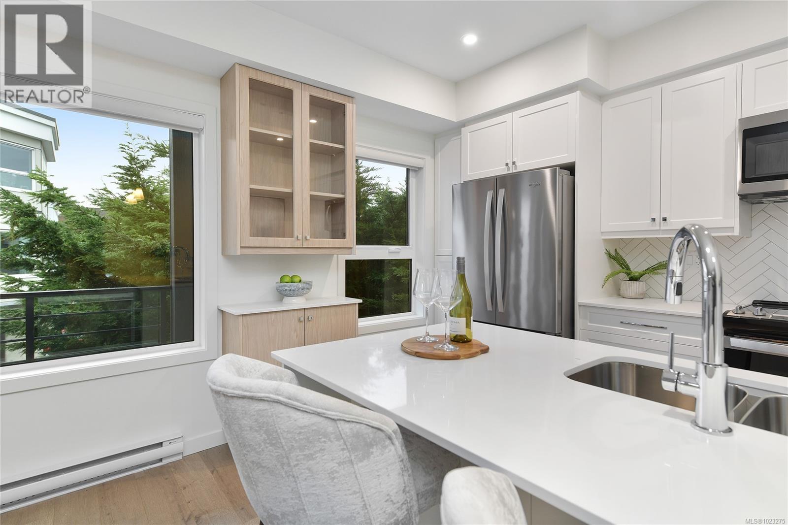 203 9716 Third Street, Sidney