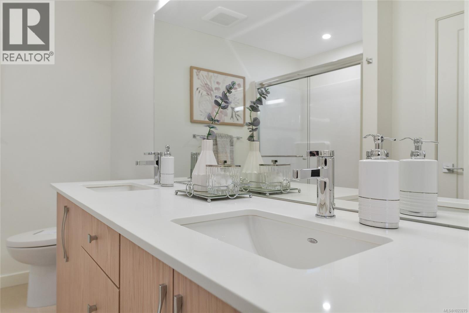 203 9716 Third Street, Sidney