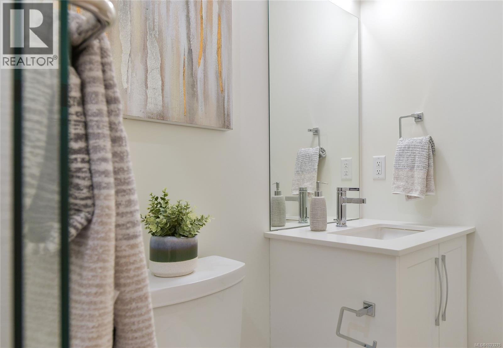 203 9716 Third Street, Sidney