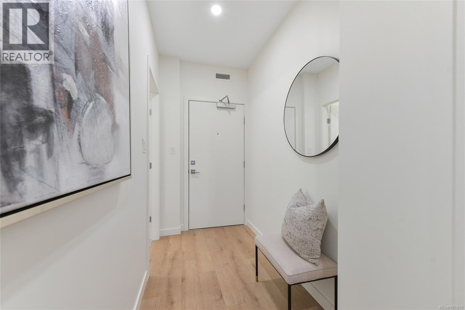 203 9716 Third Street, Sidney