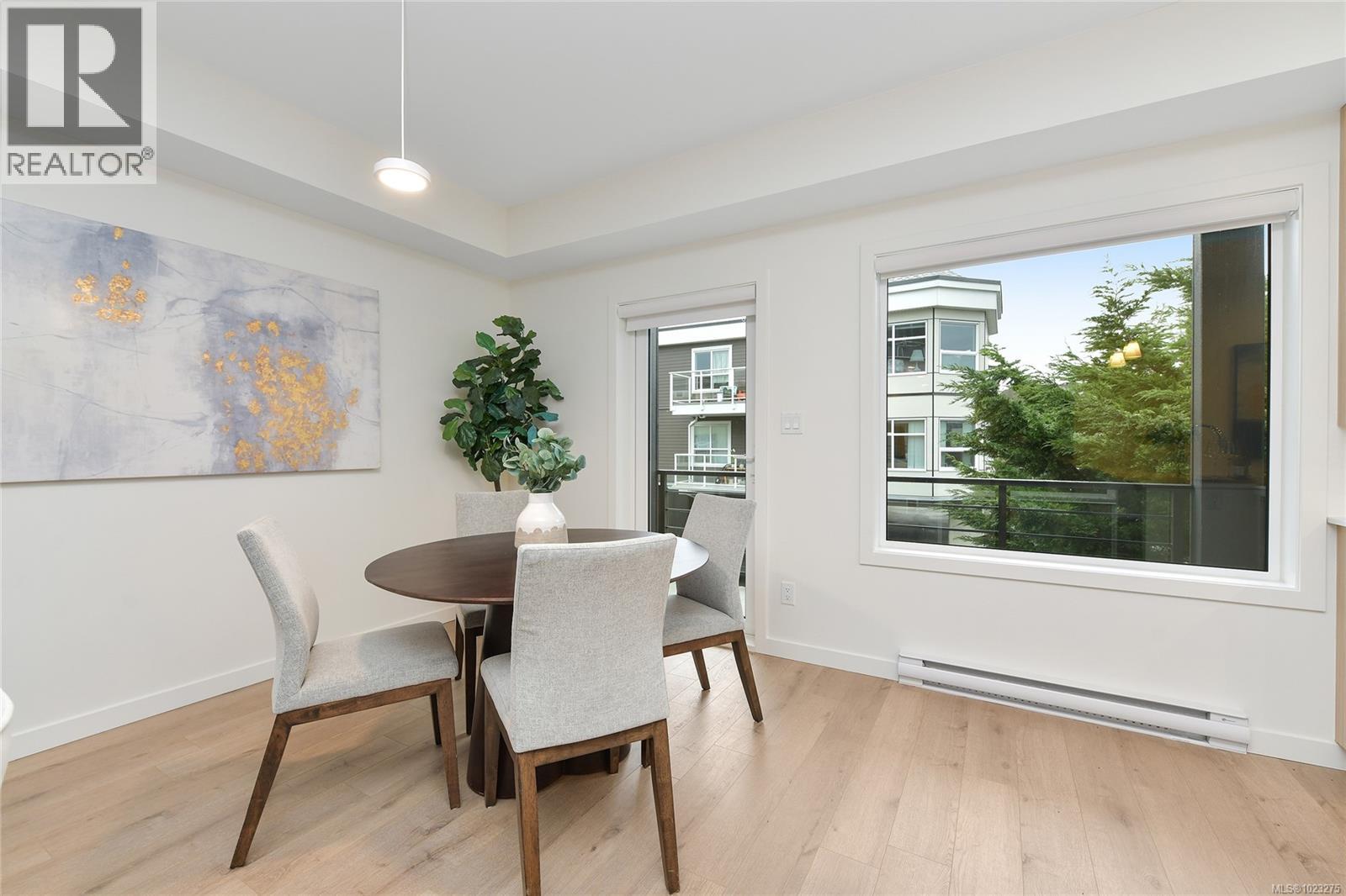 203 9716 Third Street, Sidney