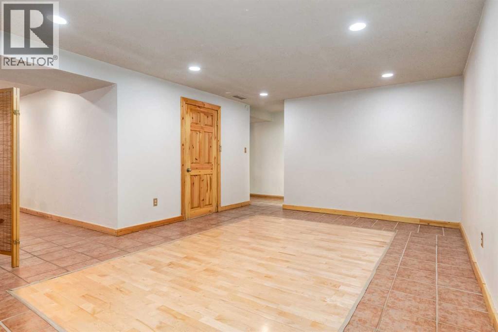 Single Family House Bungalow for Sale in  Hunterwood Road NW Huntington Hills Calgary 