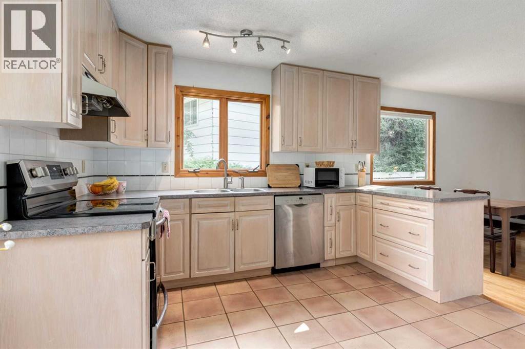 Single Family House Bungalow for Sale in  Hunterwood Road NW Huntington Hills Calgary 