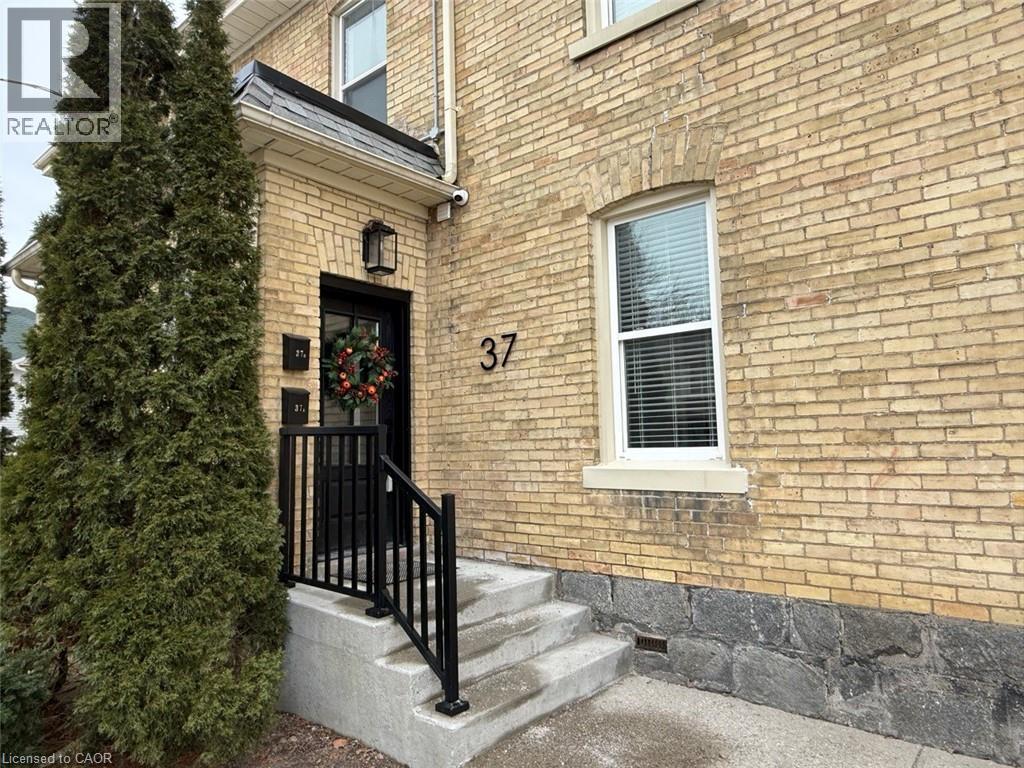 37 VICTORIA Unit A photo 3