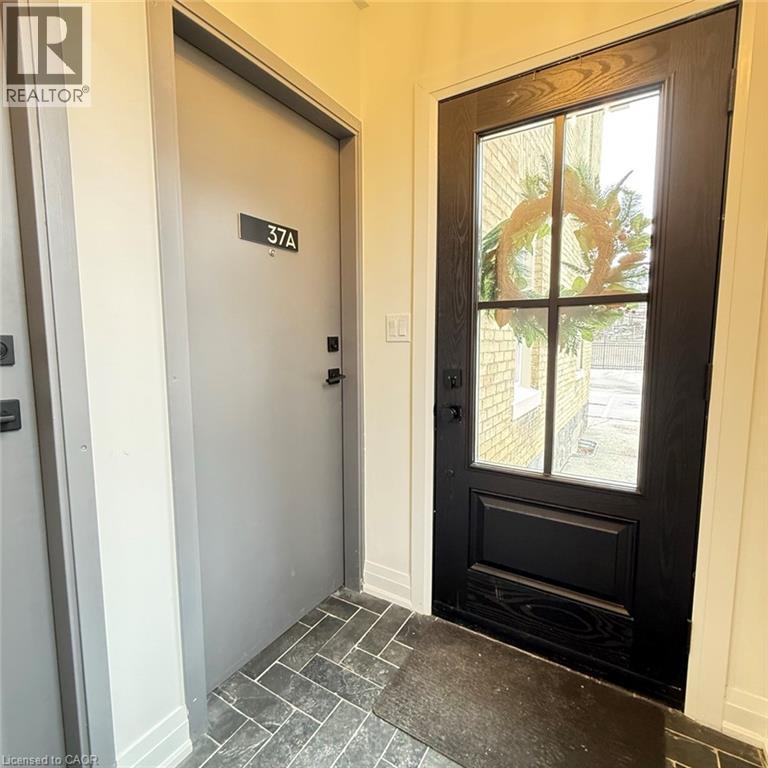 37 VICTORIA Unit A photo 4