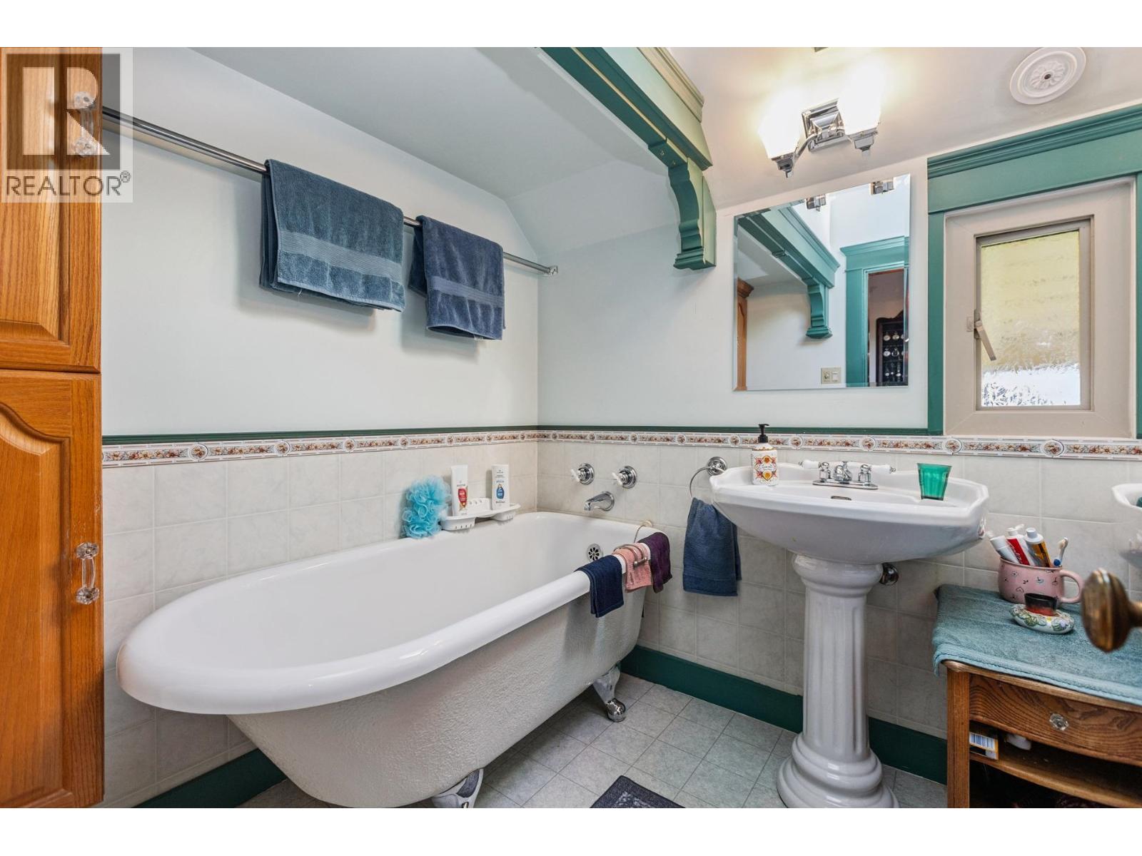 234 W WINDSOR ROAD, North Vancouver