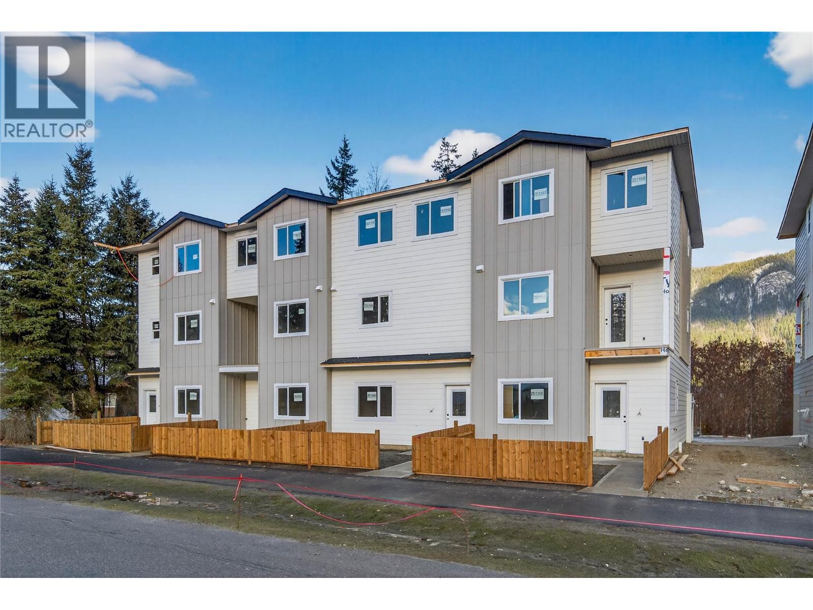 4 222 Temple Street, Sicamous