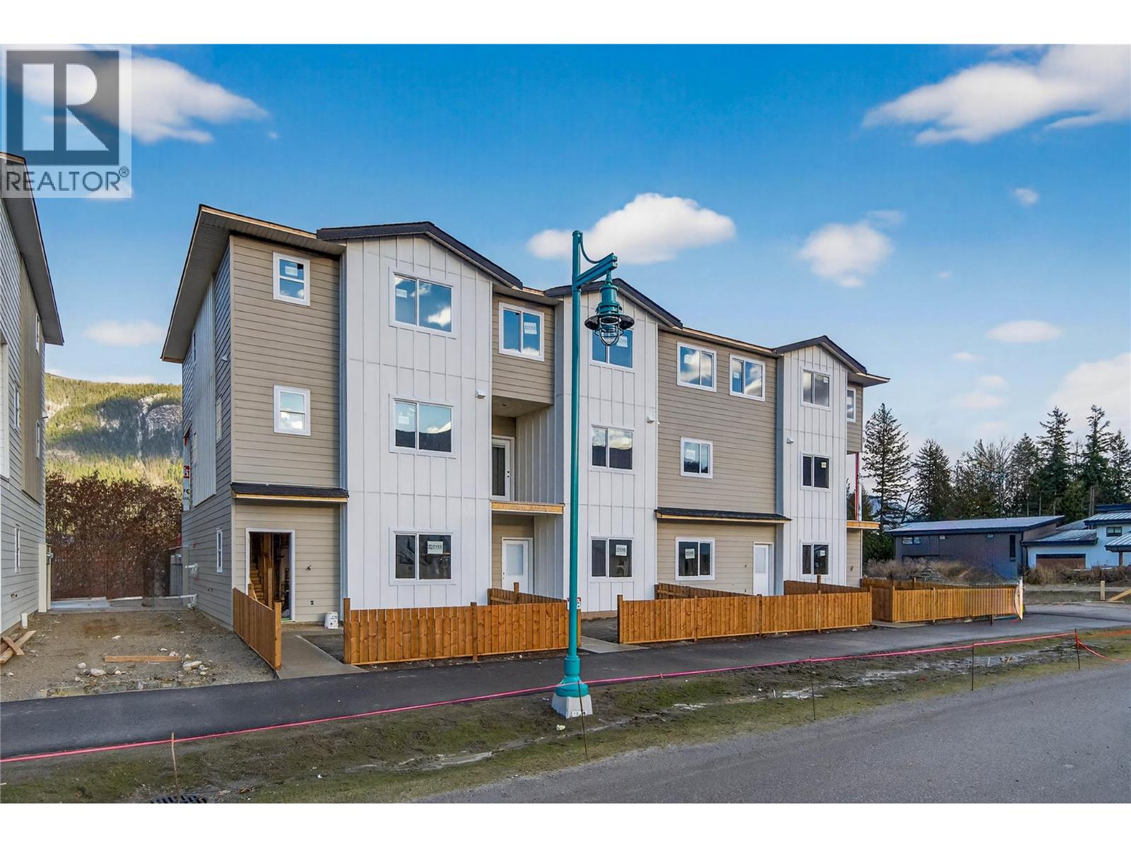 4 222 Temple Street, Sicamous