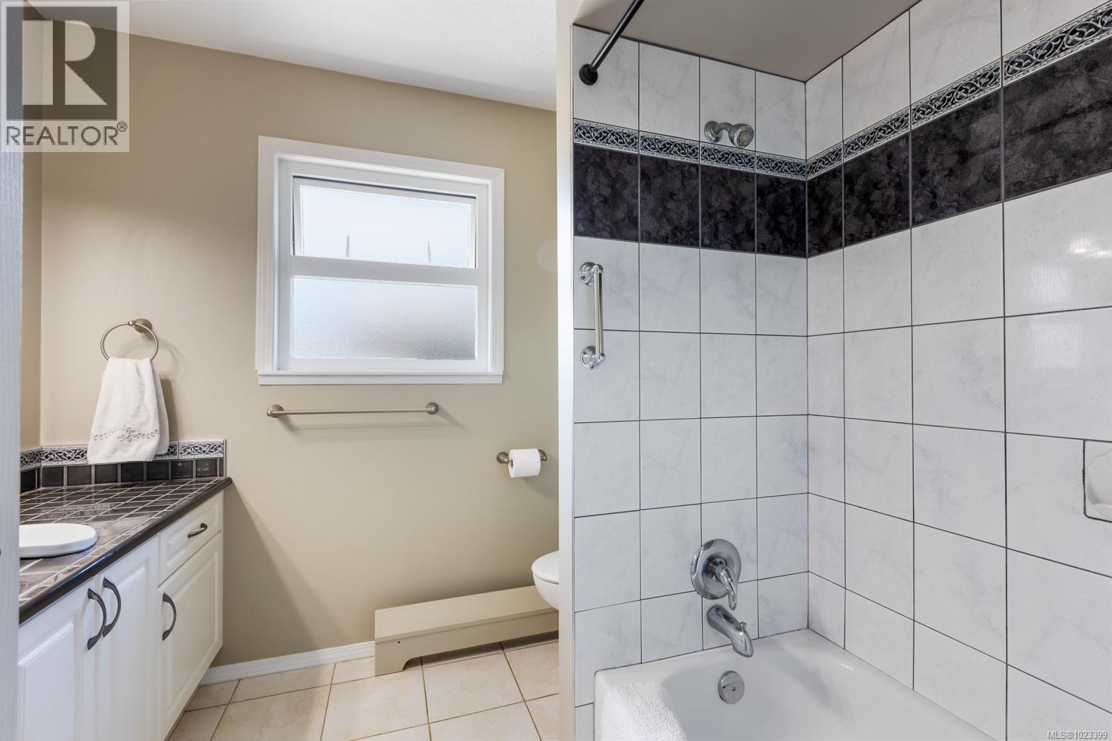 6348 Eagles Dr, Courtenay