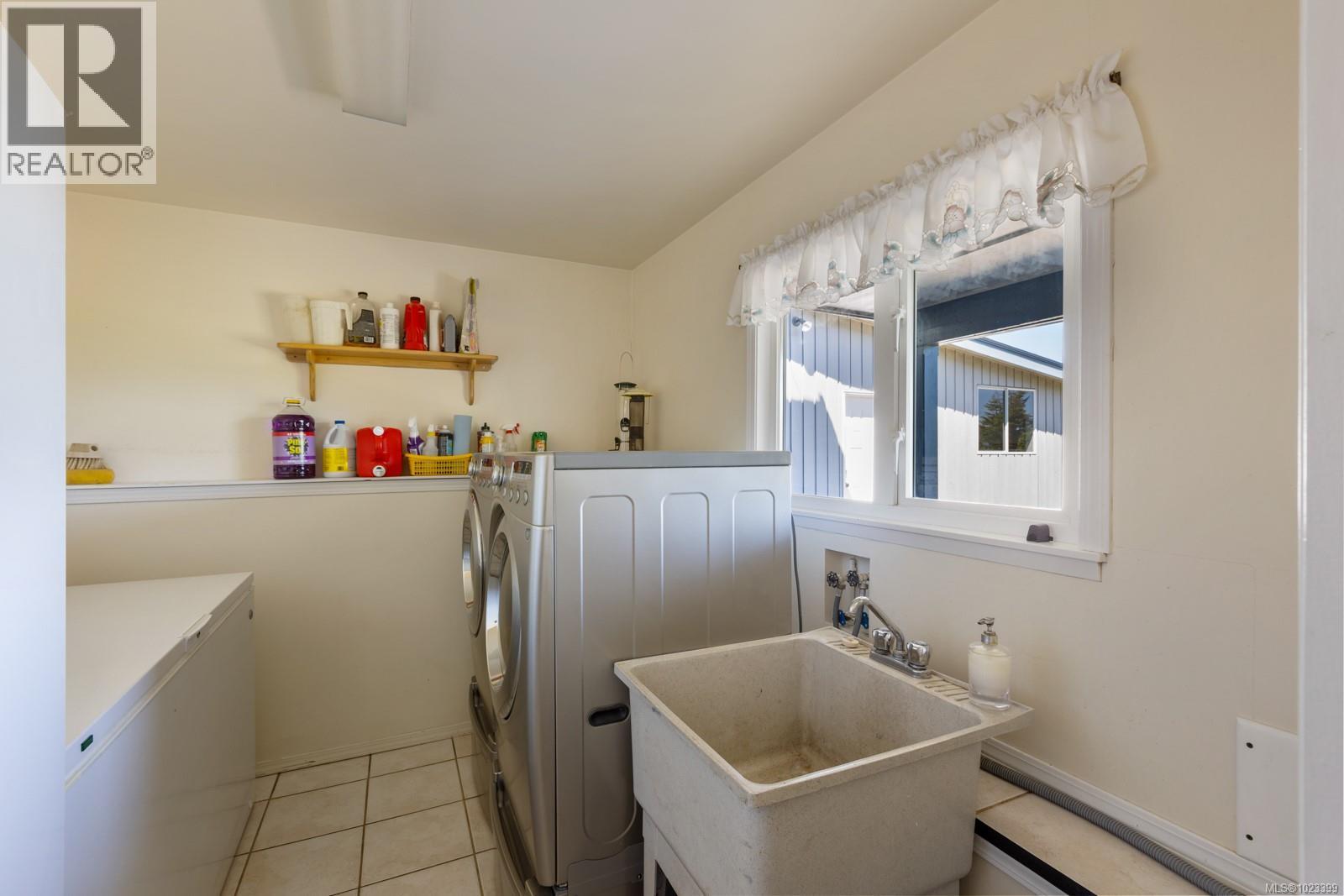 6348 Eagles Dr, Courtenay