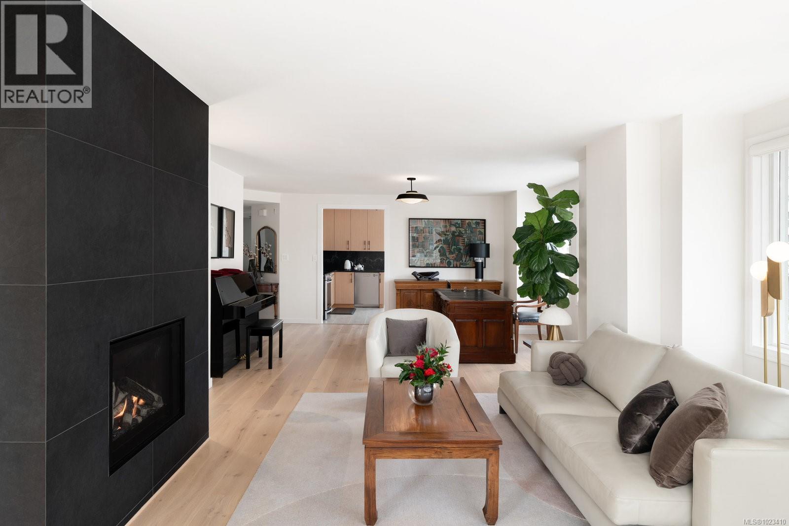 418 10 Paul Kane Place, Victoria