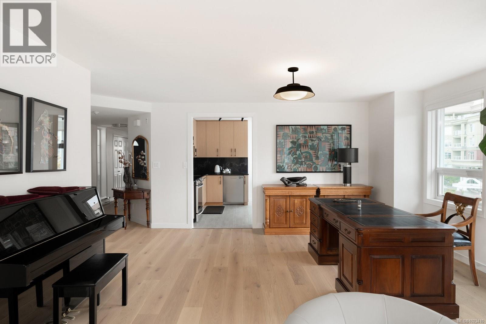 418 10 Paul Kane Place, Victoria