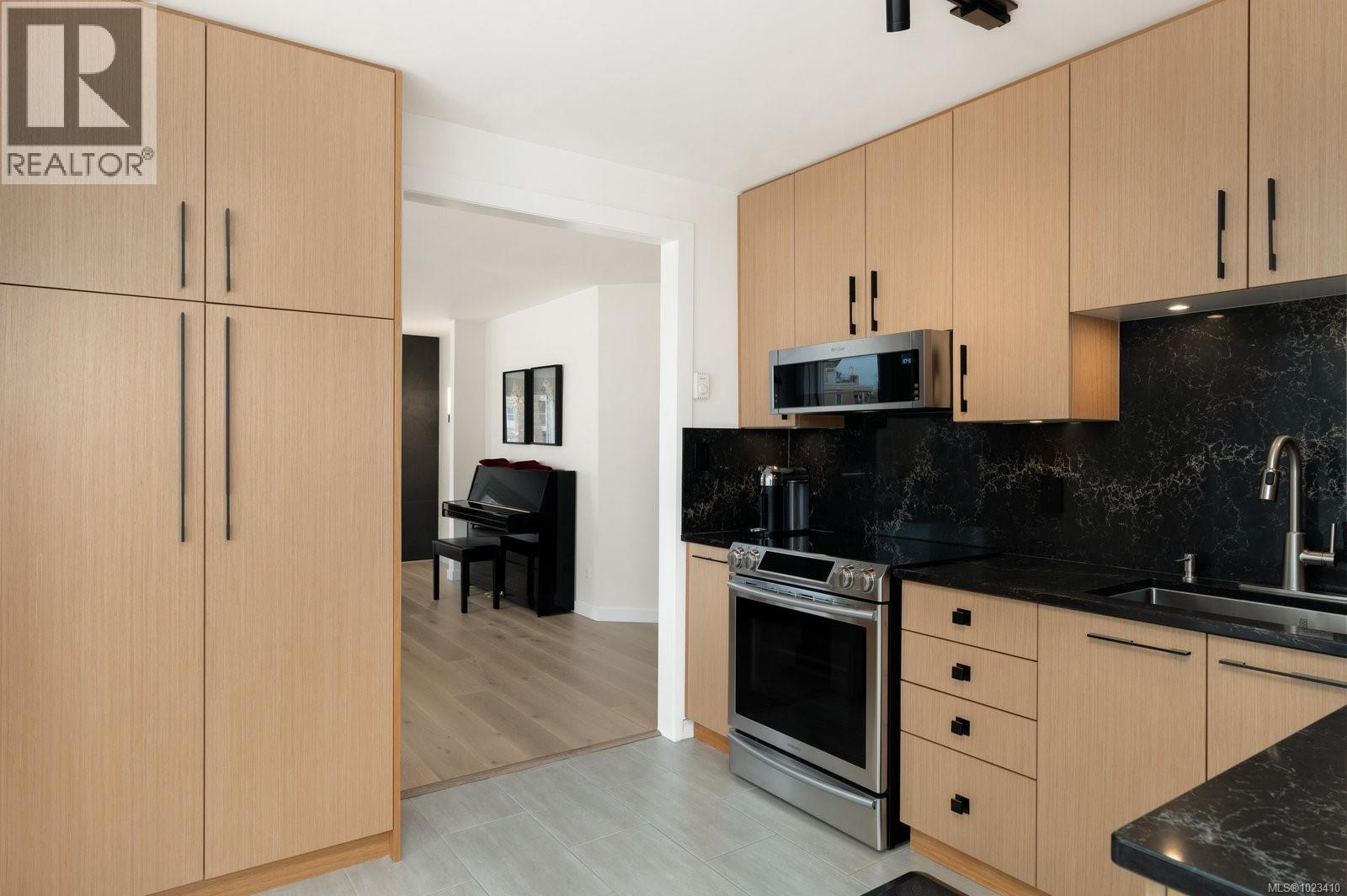 418 10 Paul Kane Place, Victoria