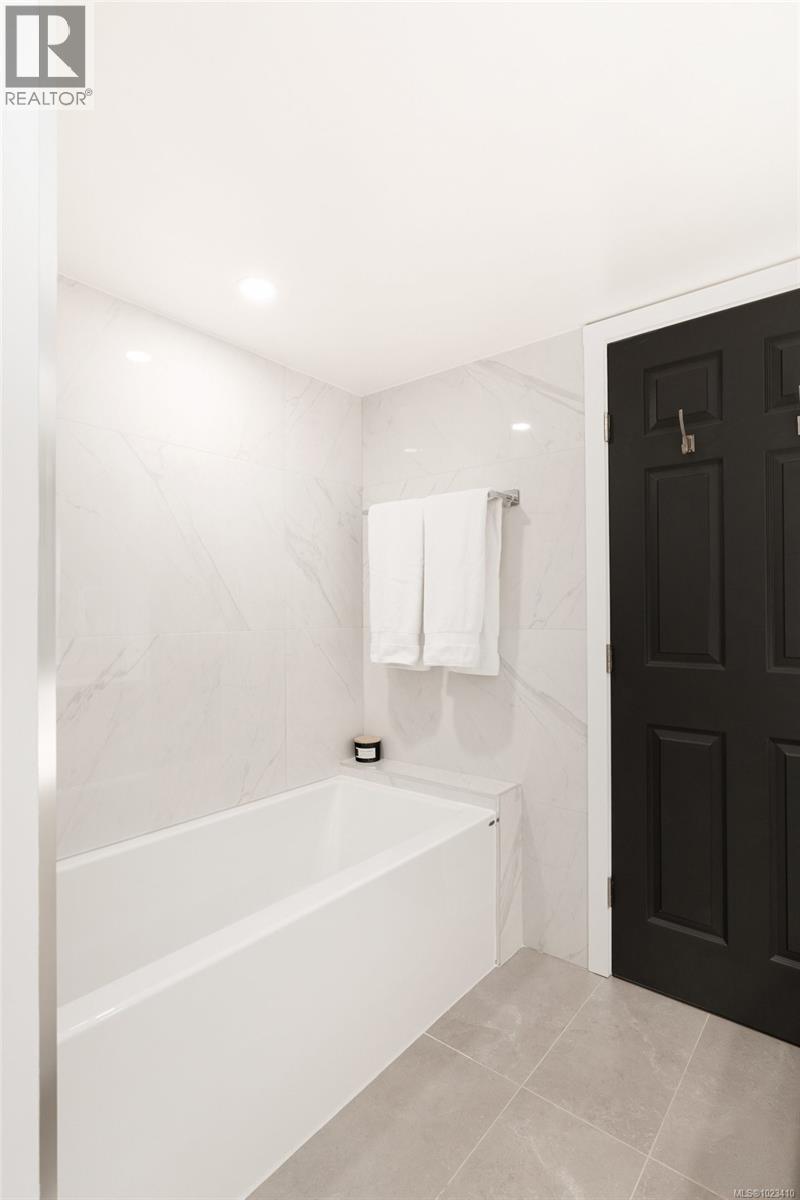 418 10 Paul Kane Place, Victoria