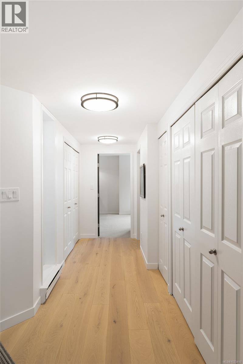 418 10 Paul Kane Place, Victoria