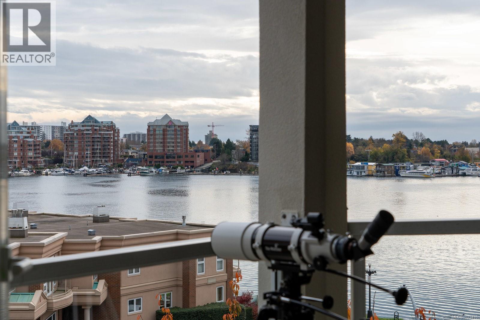 418 10 Paul Kane Place, Victoria